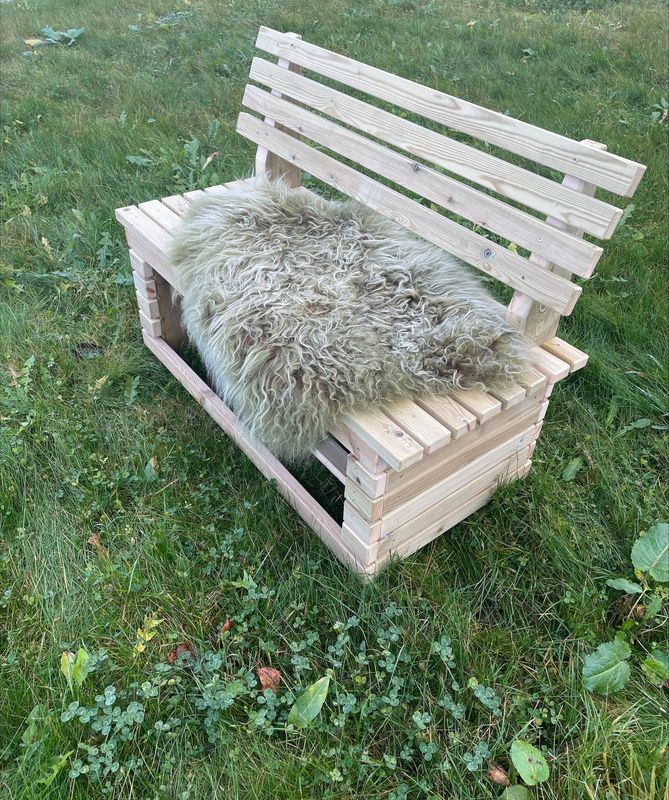 Bålpannebenk med rygg